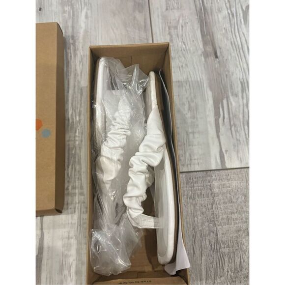 Soda ladies, white flat, flip-flop sandals, size 7 - Picture 8 of 9